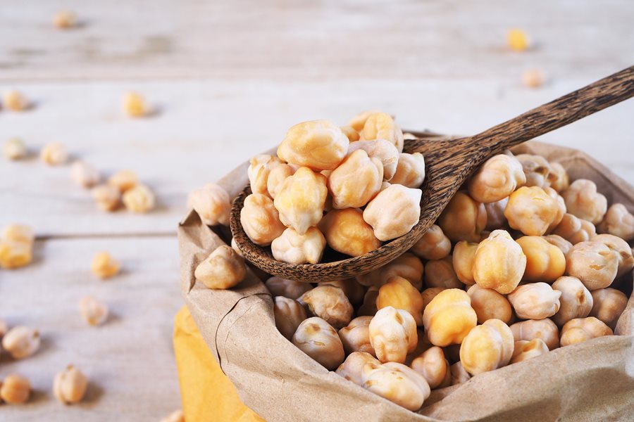 A-wooden-spoon-of-dried-chickpeas-on-a-chickpea-bag_shutterstock_449291566.jpg csicseriborsó saláta