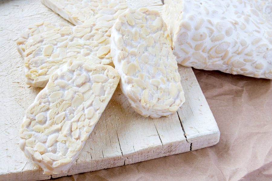 Sliced-fresh-raw-tempeh-on-cutting-board-Tempeh-is-very-famous-Indonesian-food-made-from-soya-bean_shutterstock_423220189.jpg tempeh fehérje